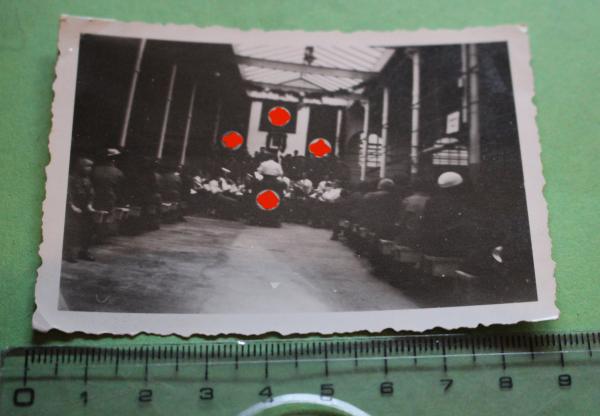 Feierlichkeit - Kundgebung in einer Halle ? Hakenkreuzfahnen